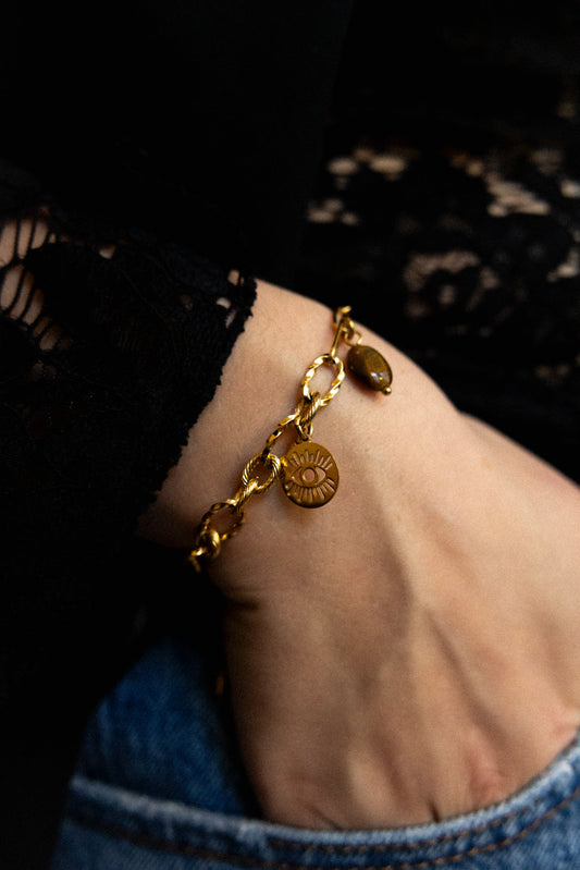 Bracelet Courageuse en œil de tigre, acier inoxydable doré, porté avec pendentif œil protecteur