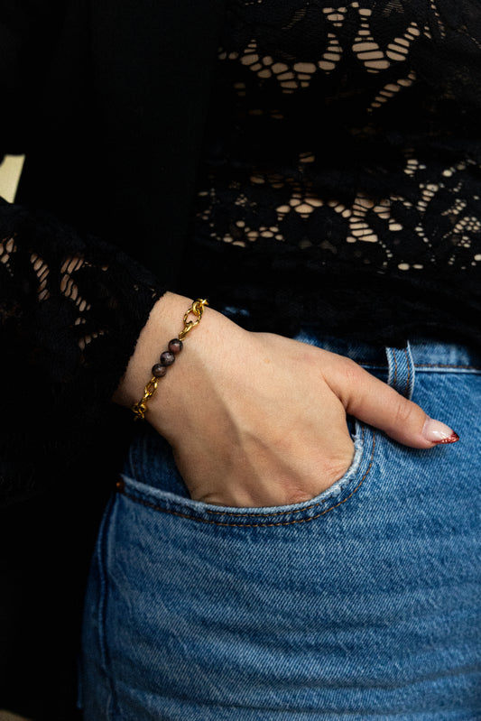 Bracelet Sensible en rhodonite, acier inoxydable doré, porté avec trois perles naturelles