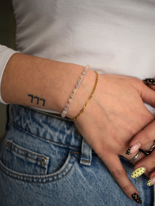Bracelet Sincère double rang en améthyste et perles Miyuki, acier inoxydable doré, porté au poignet