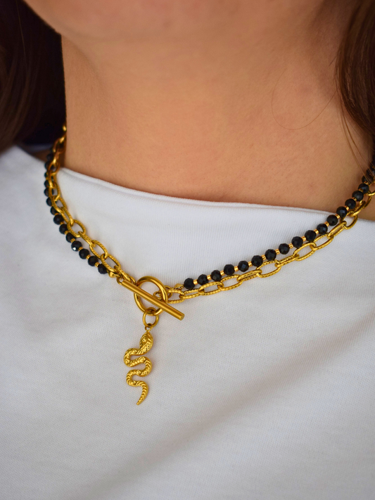 Collier Affirmée double rang en onyx, acier inoxydable doré, porté avec pendentif serpent