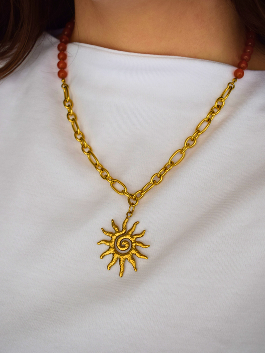 Collier Déterminée en cornaline, acier inoxydable doré, porté avec pendentif soleil