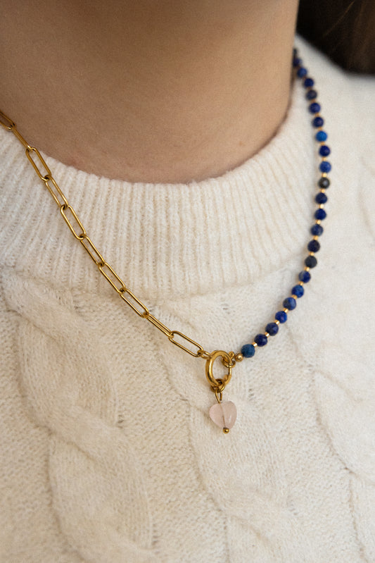Collier Léonie en acier inoxydable doré, lapis lazuli et un coeur en quartz rose.