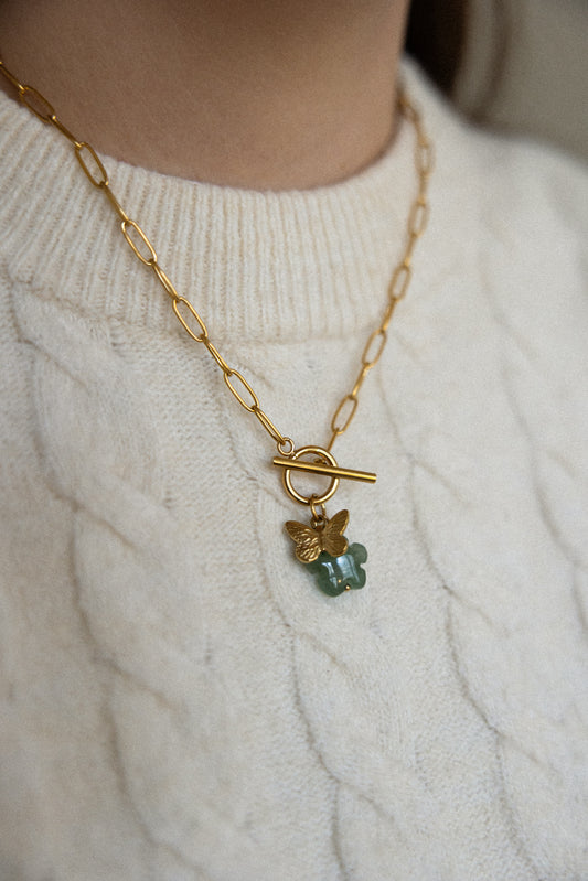 Collier Persévérante en aventurine verte, acier inoxydable doré, porté avec fleur en aventurine et pendentif papillon