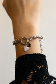 Bracelet Mallaury en acier inoxydable argenté et quartz rose avec un pendentif papillon
