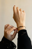 Bracelet Forte en œil de tigre, acier inoxydable argenté, porté avec trois pierres naturelles