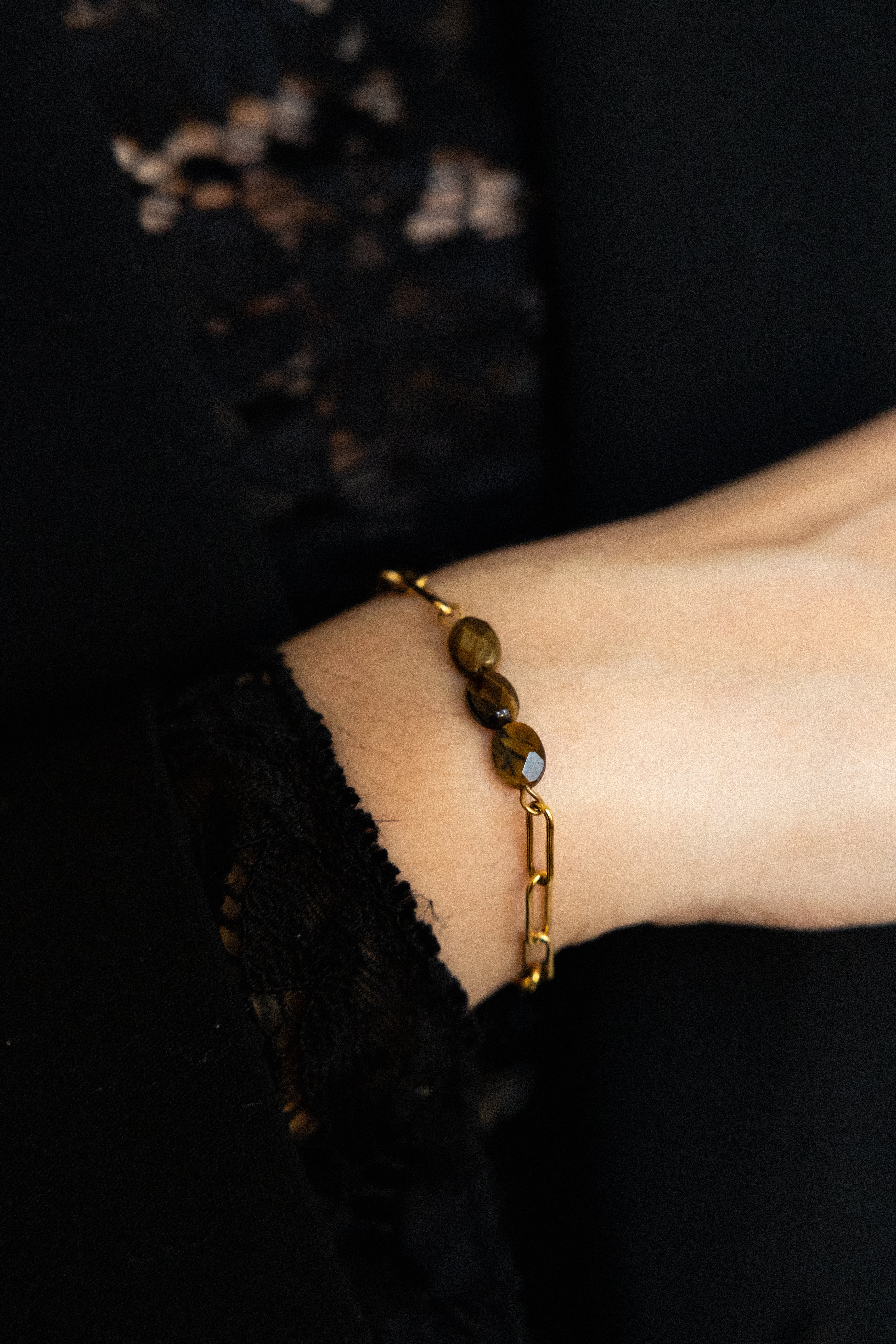 Bracelet Forte en œil de tigre, acier inoxydable doré, porté avec trois pierres naturelles