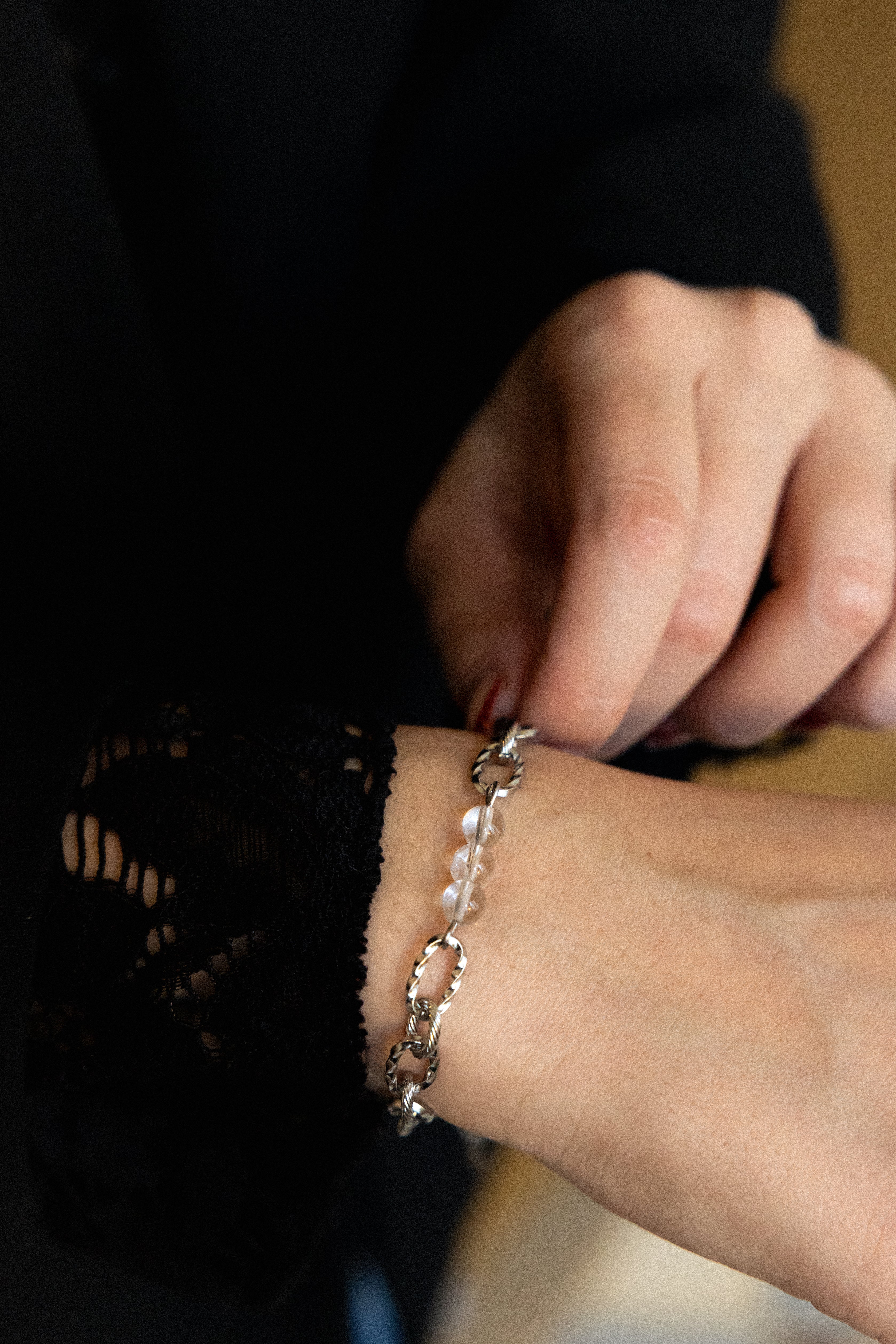 Bracelet Loyale en cristal de roche, acier inoxydable argenté, porté avec perles naturelles