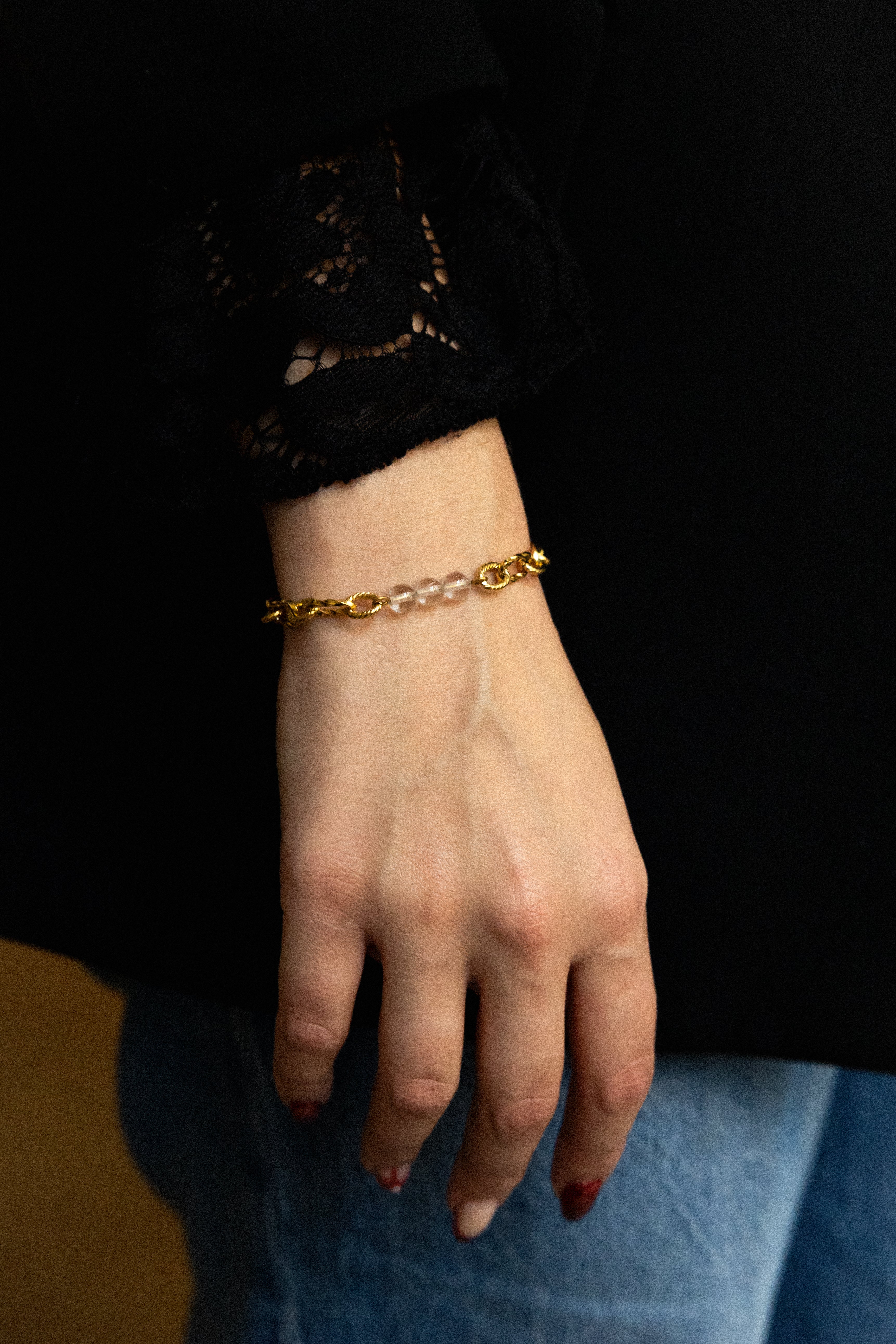 Bracelet Loyale en cristal de roche, acier inoxydable doré, porté avec perles naturelles