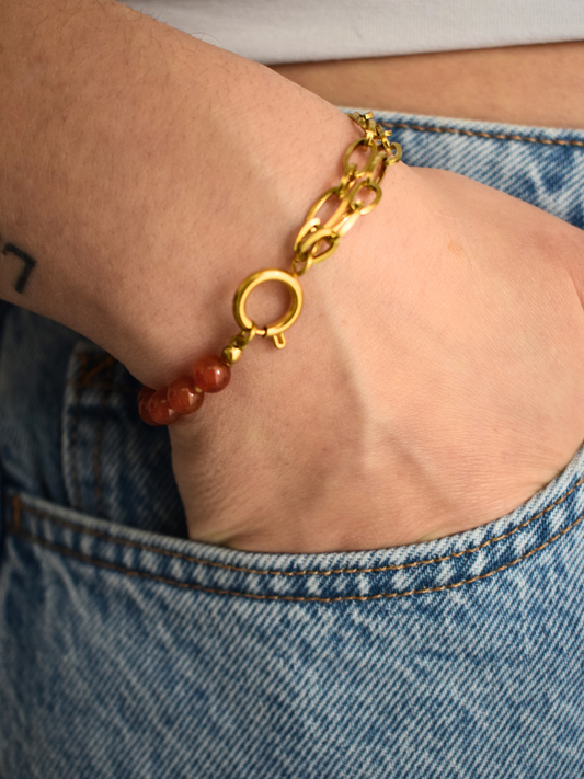 Bracelet Passionnée en cornaline et perles Miyuki, acier inoxydable doré, porté avec chaîne à maillons