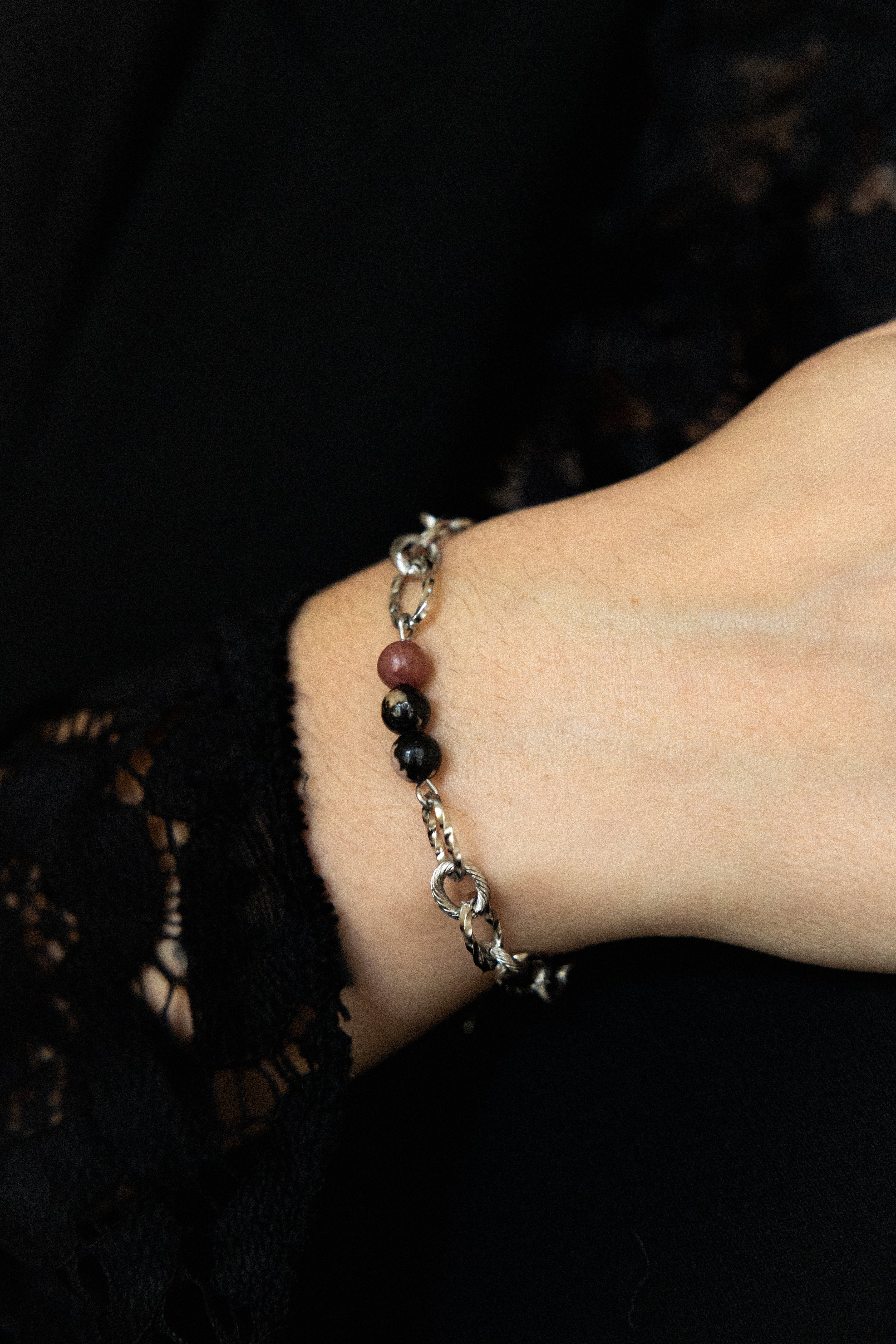 Bracelet Sensible en rhodonite, acier inoxydable argenté, porté avec trois perles naturelles