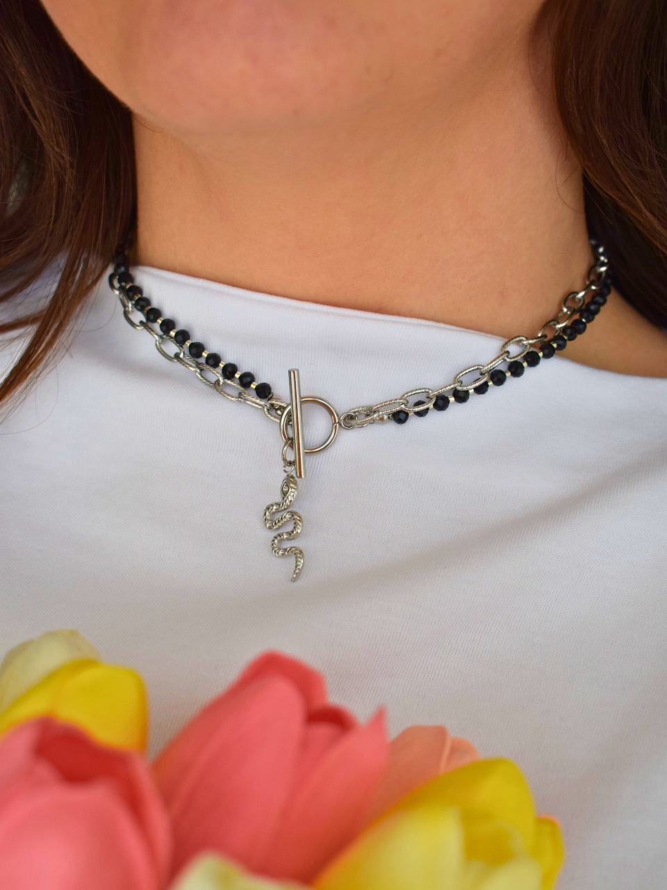 Collier Affirmée double rang en onyx, acier inoxydable argenté, porté avec pendentif serpent