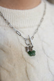 Collier Ninon en acier inoxydable argenté et aventurine verte avec un pendentif papillon