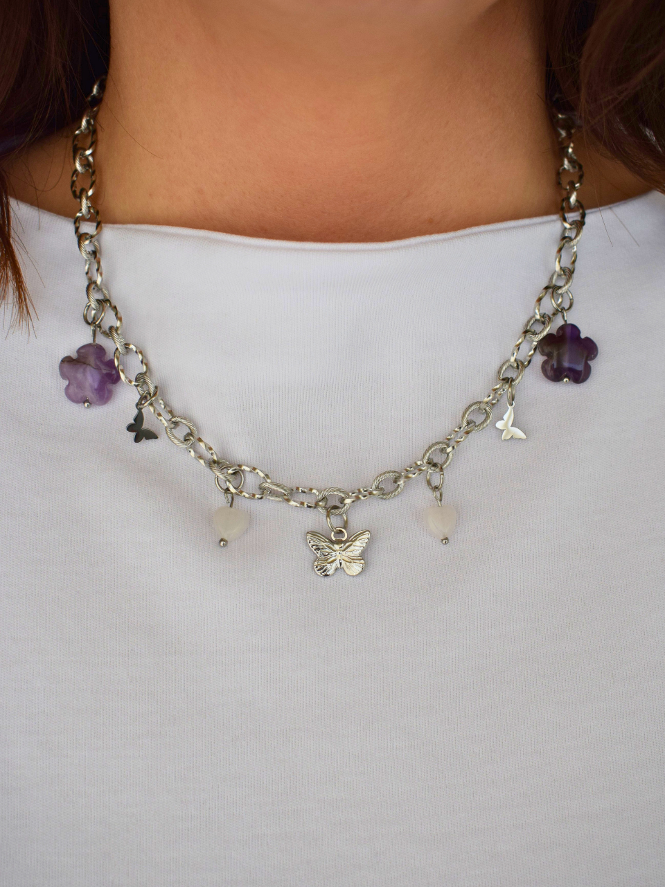 Collier Attentionnée en améthyste et quartz rose, acier inoxydable argenté, porté avec papillons, fleurs et cœurs
