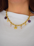 Collier Attentionnée en améthyste et quartz rose, acier inoxydable doré, porté avec papillons, fleurs et cœurs