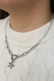 Collier Audacieuse en aigue-marine et perles Miyuki, acier inoxydable argenté, porté avec pendentif étoile de mer
