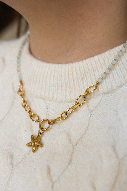 Collier Audacieuse en aigue-marine et perles Miyuki, acier inoxydable doré, porté avec pendentif étoile de mer.