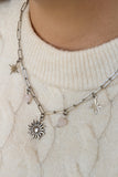 Collier Confiante en quartz rose, acier inoxydable argenté, porté avec pendentif soleil, étoiles et cœurs
