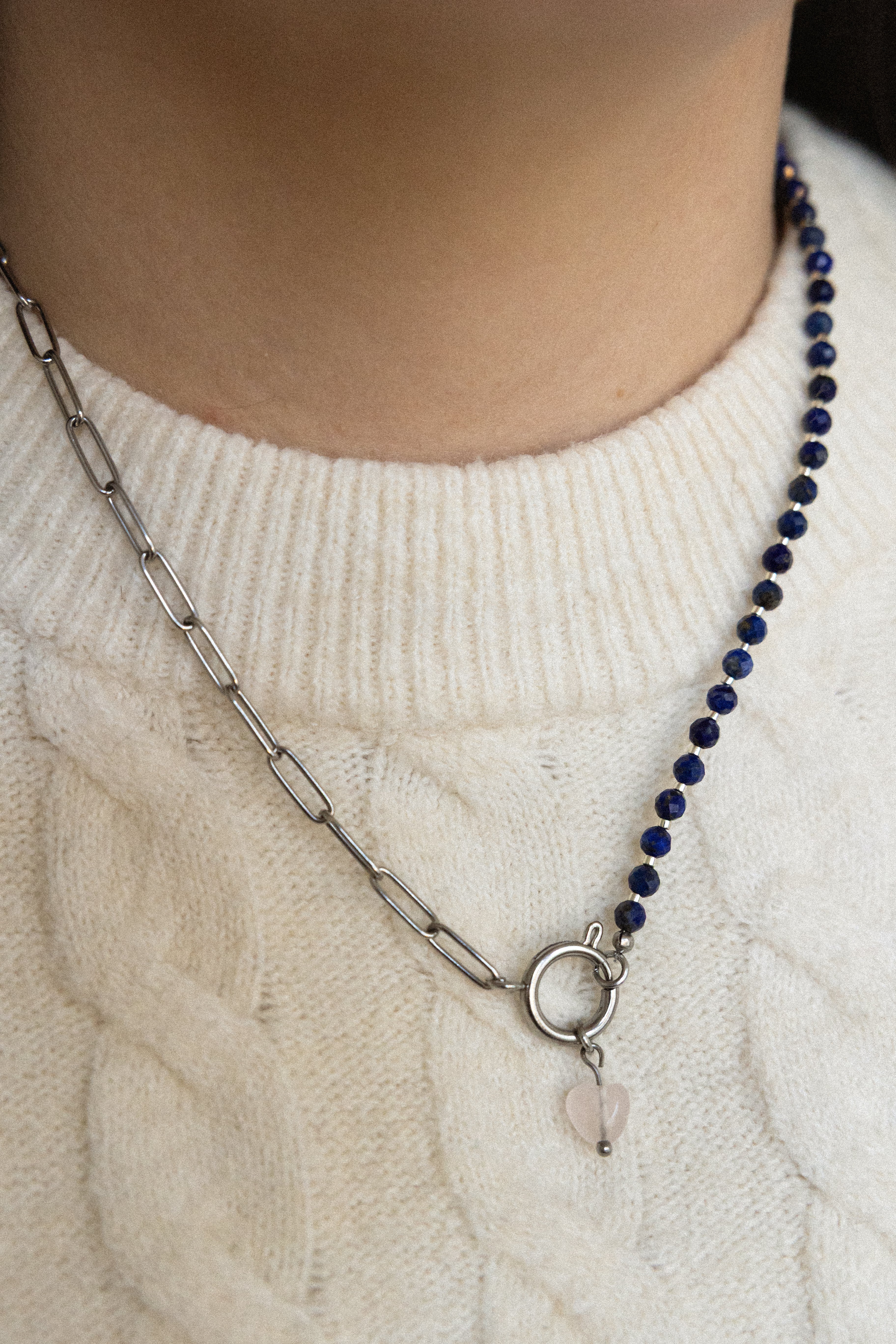 Collier Créative en lapis-lazuli et quartz rose, acier inoxydable argenté, porté avec pendentif cœur.