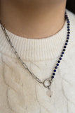 Collier Créative en lapis-lazuli et quartz rose, acier inoxydable argenté, porté avec pendentif cœur.