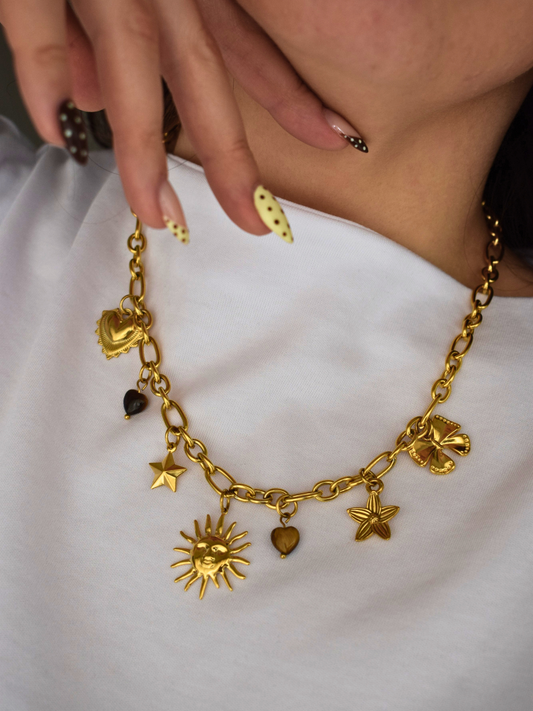 Collier Optimiste en œil de tigre, acier inoxydable doré, porté avec pendentifs cœur, étoile, soleil, fleur et nœud papillon