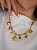 Collier Optimiste en œil de tigre, acier inoxydable doré, porté avec pendentifs cœur, étoile, soleil, fleur et nœud papillon
