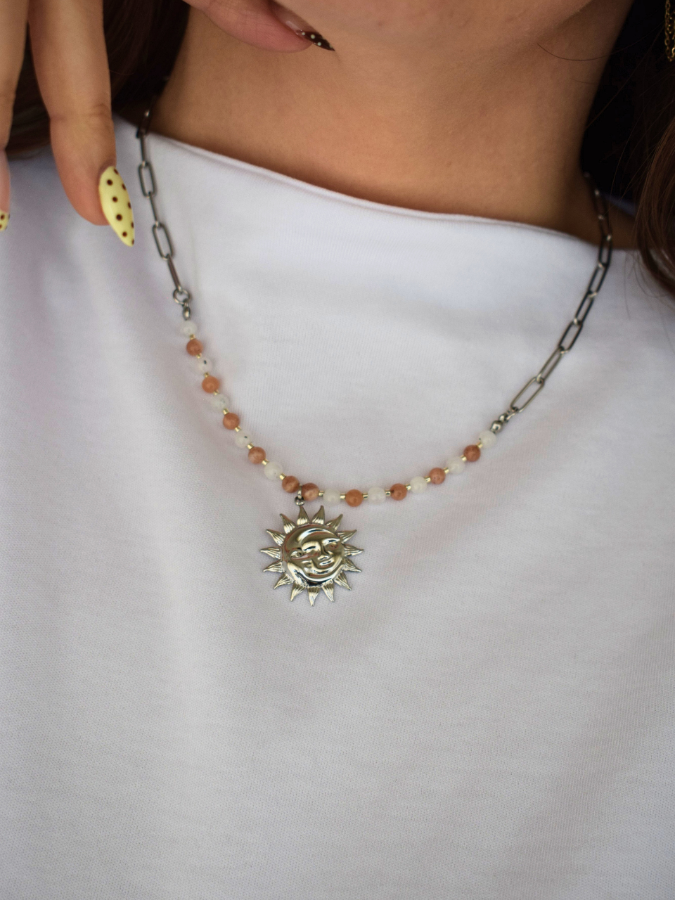 Collier Rêveuse en pierre de soleil et pierre de lune, acier inoxydable argenté, porté avec pendentif soleil et lune