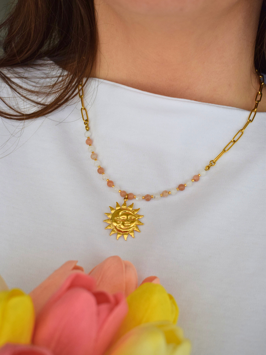Collier Rêveuse en pierre de soleil et pierre de lune, acier inoxydable doré, porté avec pendentif soleil et lune
