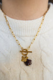 Collier Sereine en améthyste, acier inoxydable doré, porté avec fleur en améthyste et pendentif papillon
